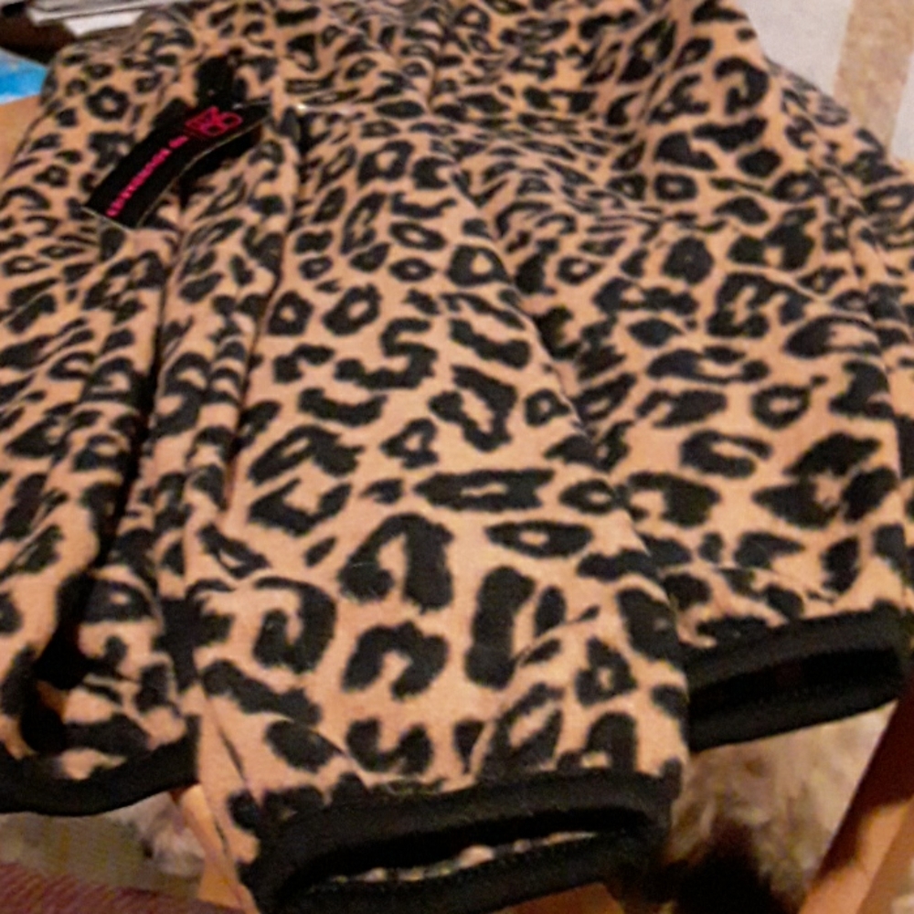 NWT-- POLAR FLEECE , ANIMAL PRINT.  ( SIZE  SMALL - Picture 5 of 6
